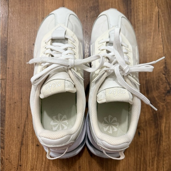 Nike Air Max Pre-Day Women’s Sneakers- size 7- excellent used condition - Picture 3 of 8